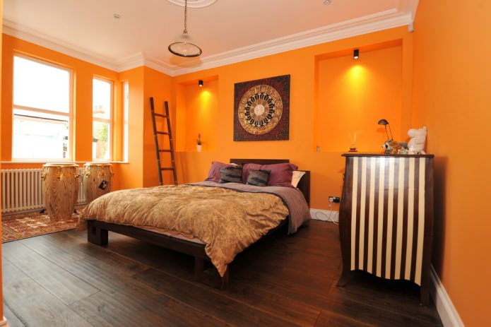 oranžinės sienos miegamajame