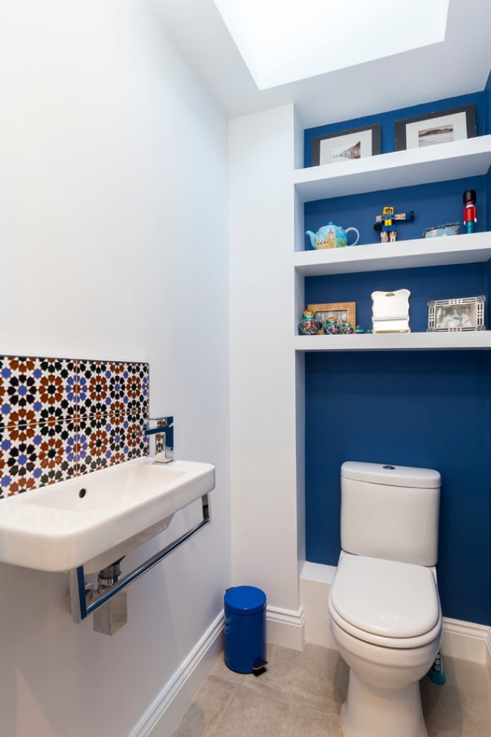 mėlyna ir balta vonios kambario tapyba