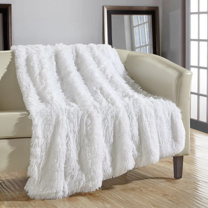 pahuljasti prekrivač za kauč u unutrašnjosti