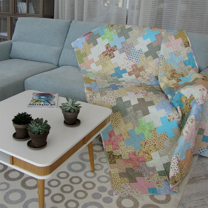 prekrivač u stilu patchwork sofe u unutrašnjosti