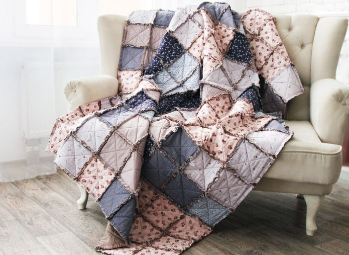 prekrivač u stilu patchwork sofe u unutrašnjosti