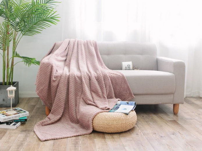 Prekrivač na sofi: vrste, dizajn, boje, tkanine za navlake. Kako lijepo posložiti deku?