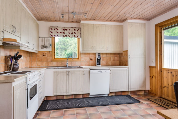 plafondbekleding in het interieur van de keuken