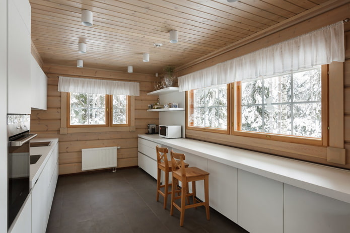 plafondbekleding in het interieur van de keuken