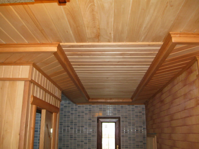 δομή οροφής δύο επιπέδων με επένδυση από σανίδα