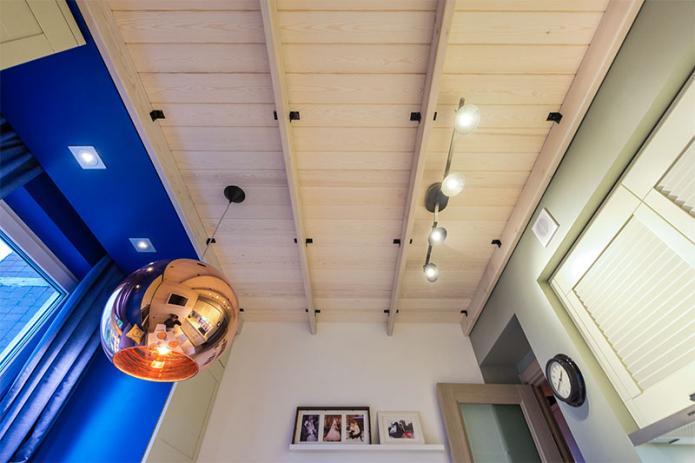 Voering plafond: soorten, ontwerpideeën, kleur, becijferde decoratie, verlichting