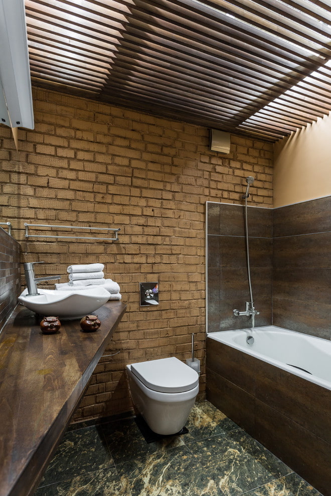 חדר אמבטיה בסגנון לופט עם לוחות
