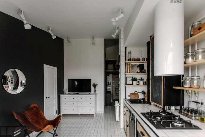 soffitto bianco in una cucina con soffitto basso