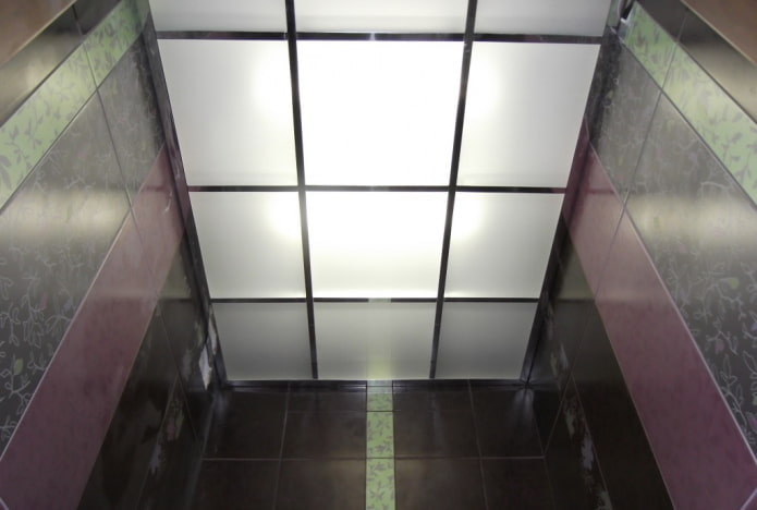 γυάλινη δομή οροφής στο μπάνιο