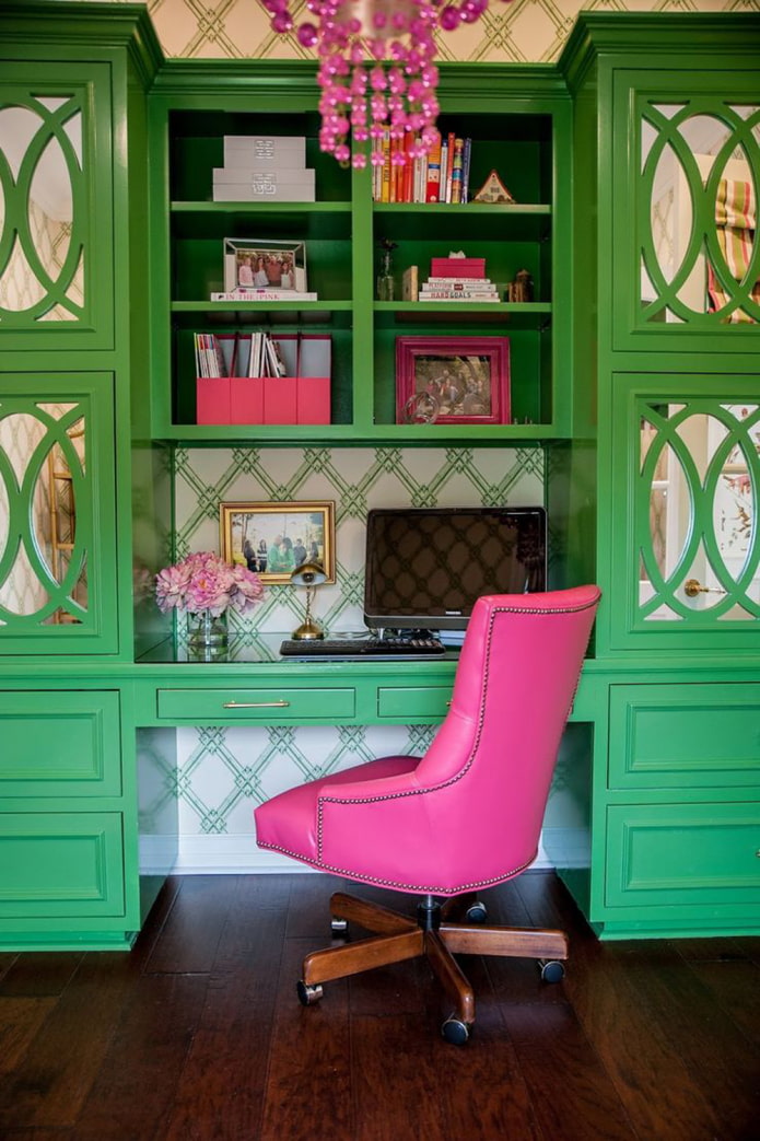 roze meubels in het interieur