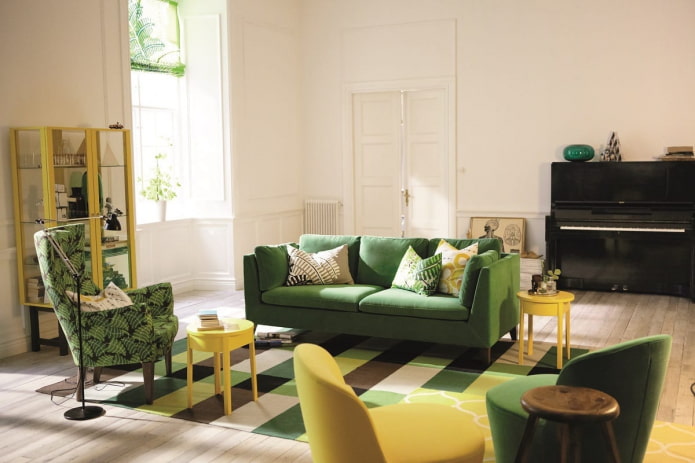 groene bank in het interieur