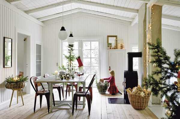 Świąteczny salon ze stołem w Danii