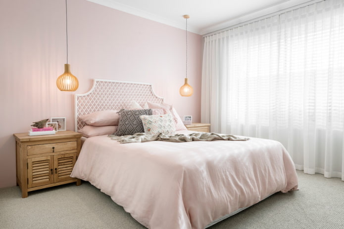 textiel in het interieur van de slaapkamer in roze tinten