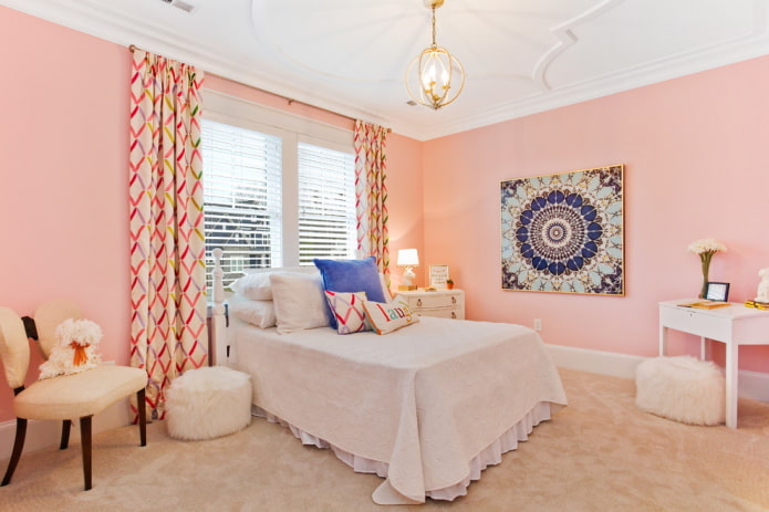 decor in het interieur van de slaapkamer in roze tinten