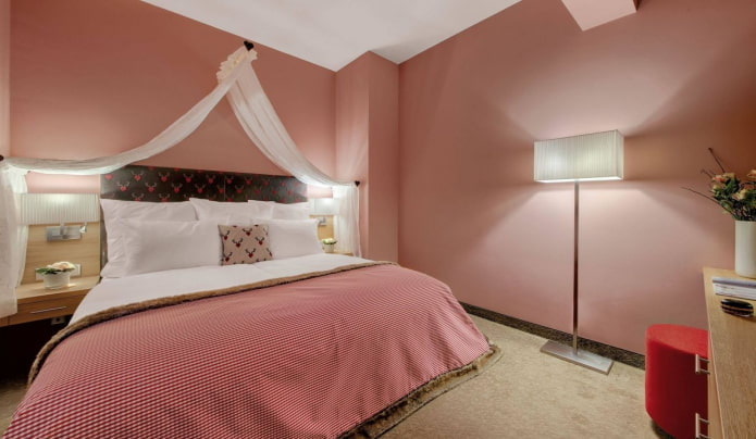 verlichting in het interieur van de slaapkamer in roze