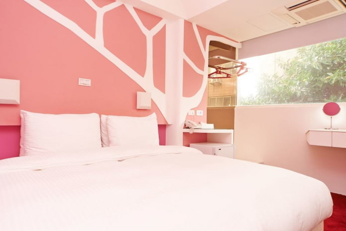 interieur van een wit en roze slaapkamer