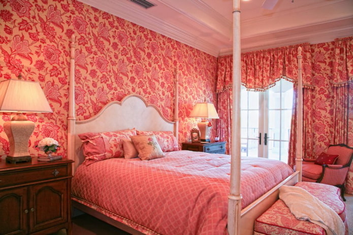 slaapkamer interieur in roze en rode kleuren