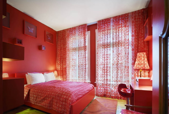 slaapkamer interieur in roze en rode kleuren