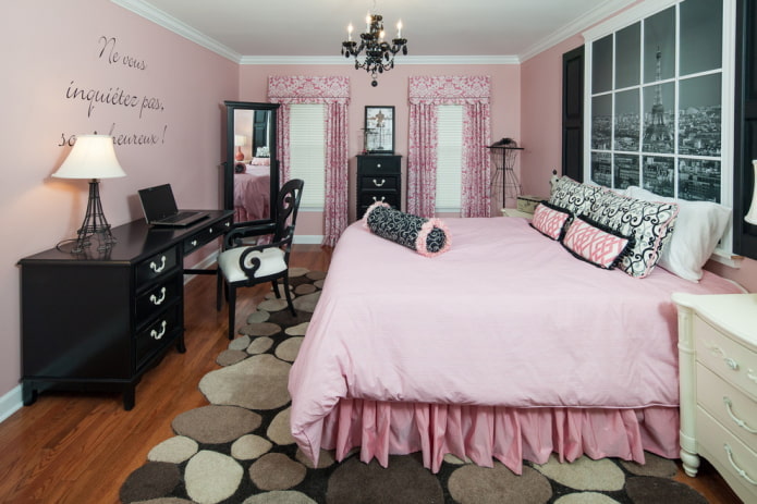 slaapkamer interieur in zwarte en roze kleuren