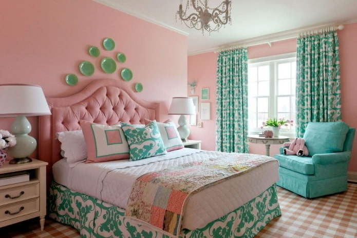 slaapkamerinterieur in roze en turquoise kleuren