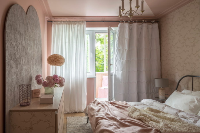 slaapkamer interieur in roze en beige kleuren