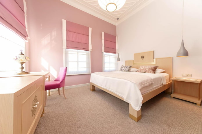 slaapkamer interieur in roze en beige kleuren