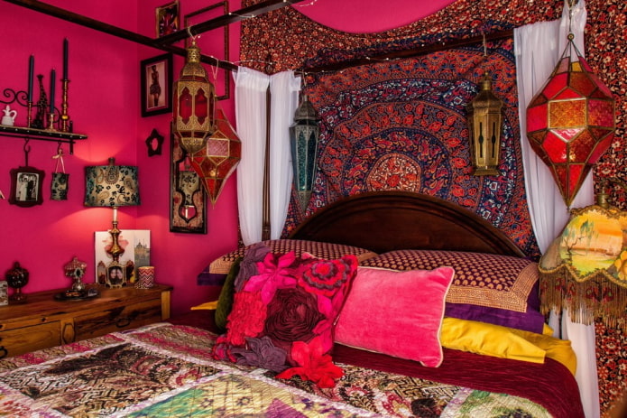 roze slaapkamer in boho-stijl