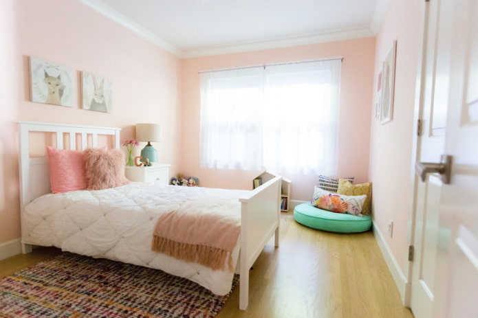 interieur van een roze slaapkamer voor een meisje