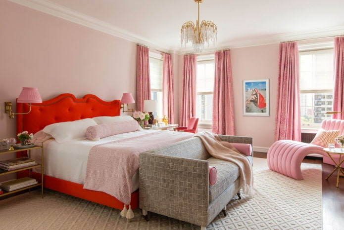 meubels in het interieur van de slaapkamer in roze tinten