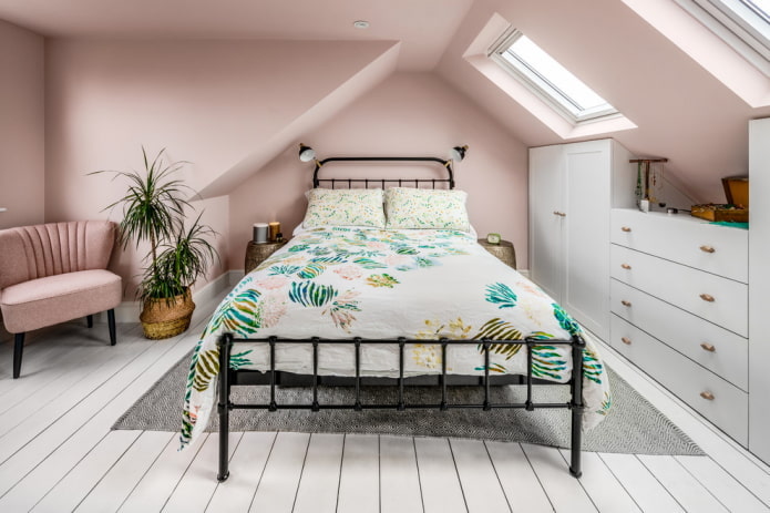 meubels in het interieur van de slaapkamer in roze tinten