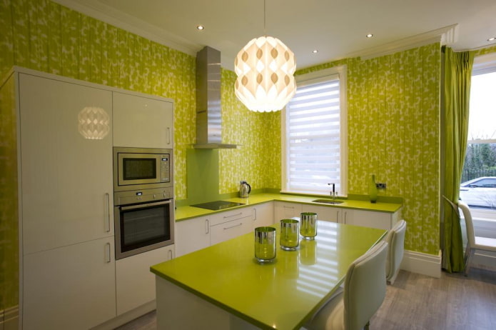 apšvietimas ir dekoras virtuvės interjere šviesiai žaliais tonais