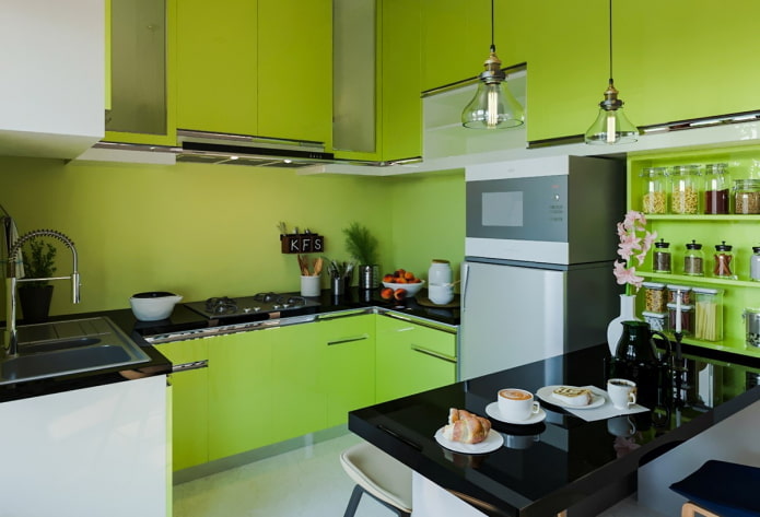 apšvietimas ir dekoras virtuvės interjere šviesiai žaliais tonais