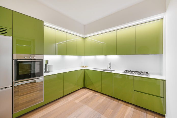 virtuvės interjeras šviesiai žaliais tonais