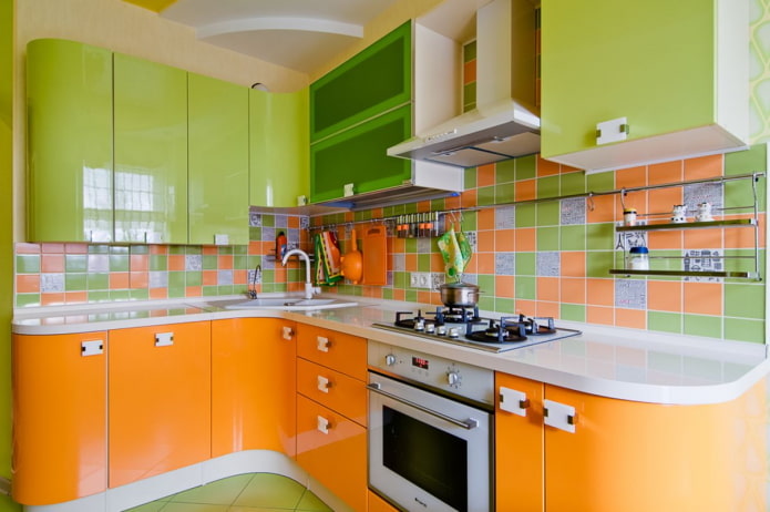 virtuvės interjeras oranžiniais ir šviesiai žaliais tonais