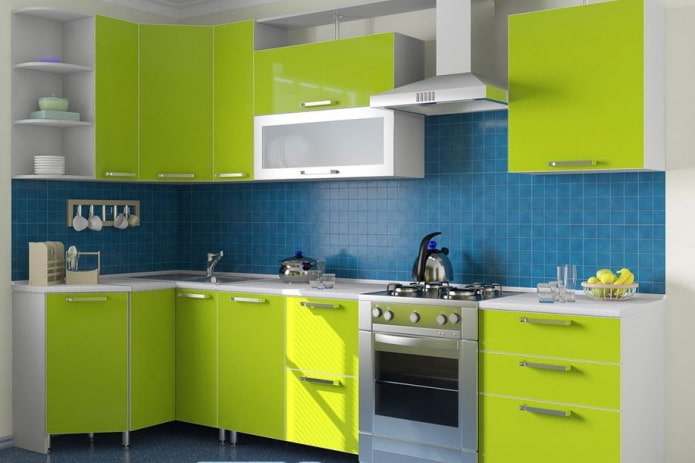 virtuvės interjeras melsvai šviesiai žaliais tonais