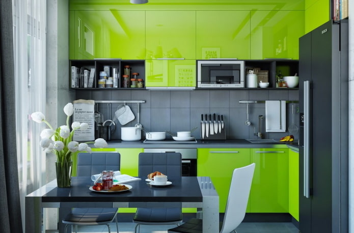 virtuvės interjeras pilkai šviesiai žaliais tonais