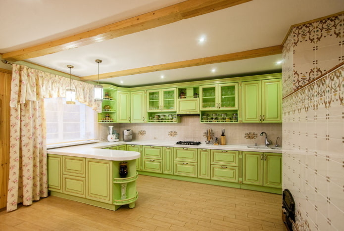 šviesiai žalios virtuvės interjeras Provanso stiliumi