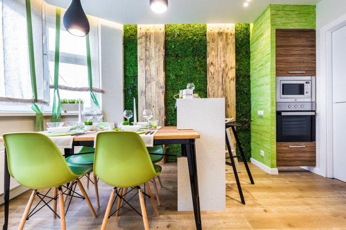 šviesiai žalios virtuvės interjeras ekologiniu stiliumi