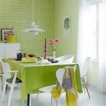 Carta da parati verde chiaro all'interno: tipi, idee di design, combinazione con altri colori, tende, mobili-5