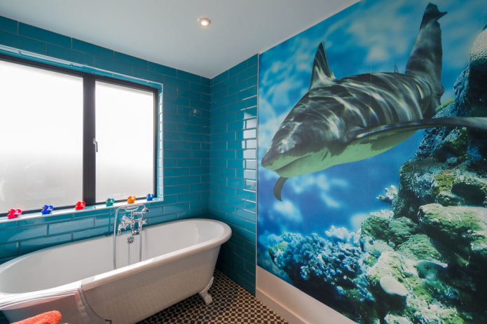 realistische haai in de zee in de badkamer