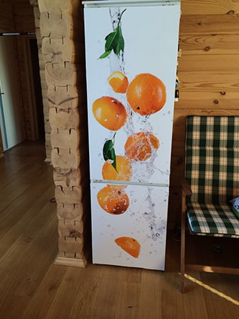behang met fruitpatroon op de koelkast