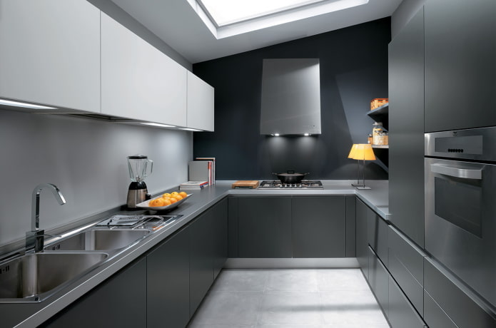 εσωτερικό της κουζίνας σε σκούρο γκρι χρώμα