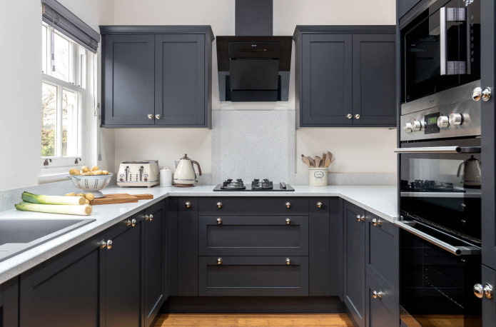 εσωτερικό της κουζίνας σε σκούρο γκρι χρώμα