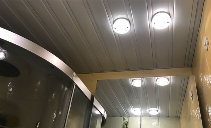 灰色のプラスチック製の天井パネル