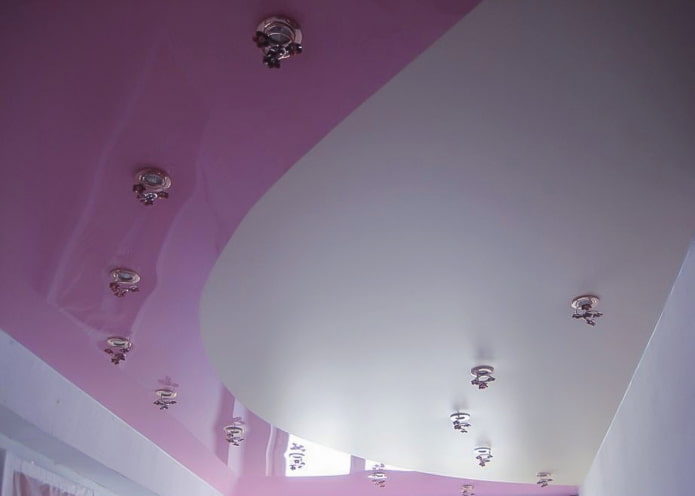 pilkai rožinė lubų struktūra