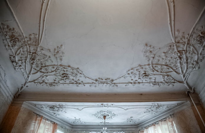 灰色の漆喰の天井