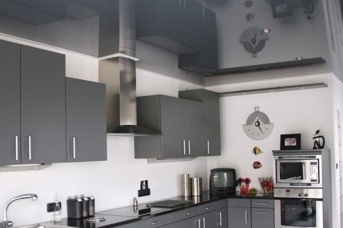 pilka lubų struktūra virtuvėje