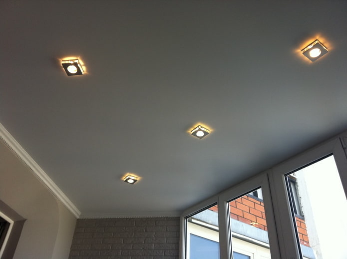 pilka lubų konstrukcija su lemputėmis