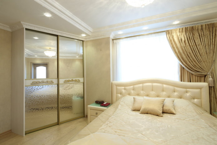 ארון הזזה עם חזית מראה בפנים חדר השינה