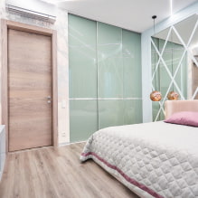 ארון הזזה בחדר השינה: עיצוב, אפשרויות מילוי, צבעים, צורות, מיקום בחדר -2
